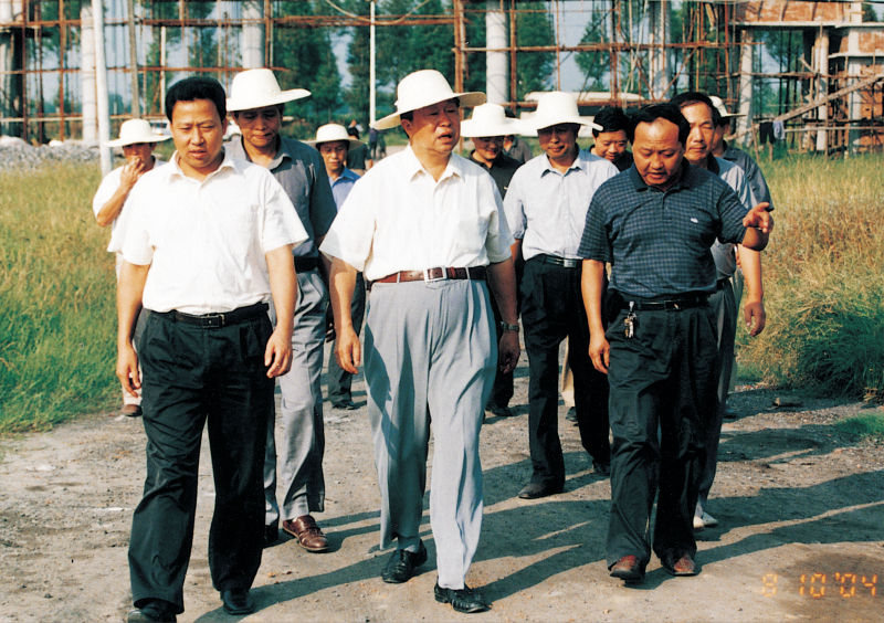 2004年8月10日，省政協主席王生鐵在市委書記劉雪榮的陪同下視察聚丙烯工程建設